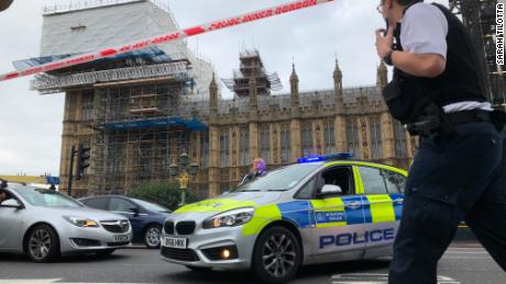 BREAKING LONDON: Car Hits Cyclists & Pedestrians Crashing Into House of Parliament; Sweden 8/14/18